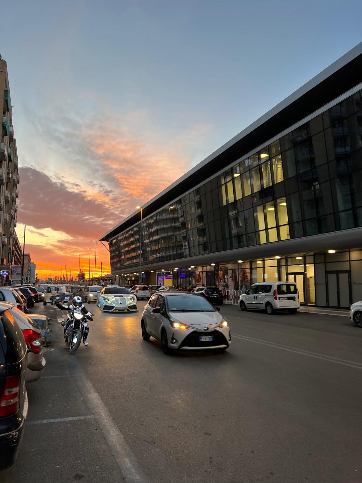 Citywise Vittorio - Independent Apartment Near Bari Central Station Exterior foto